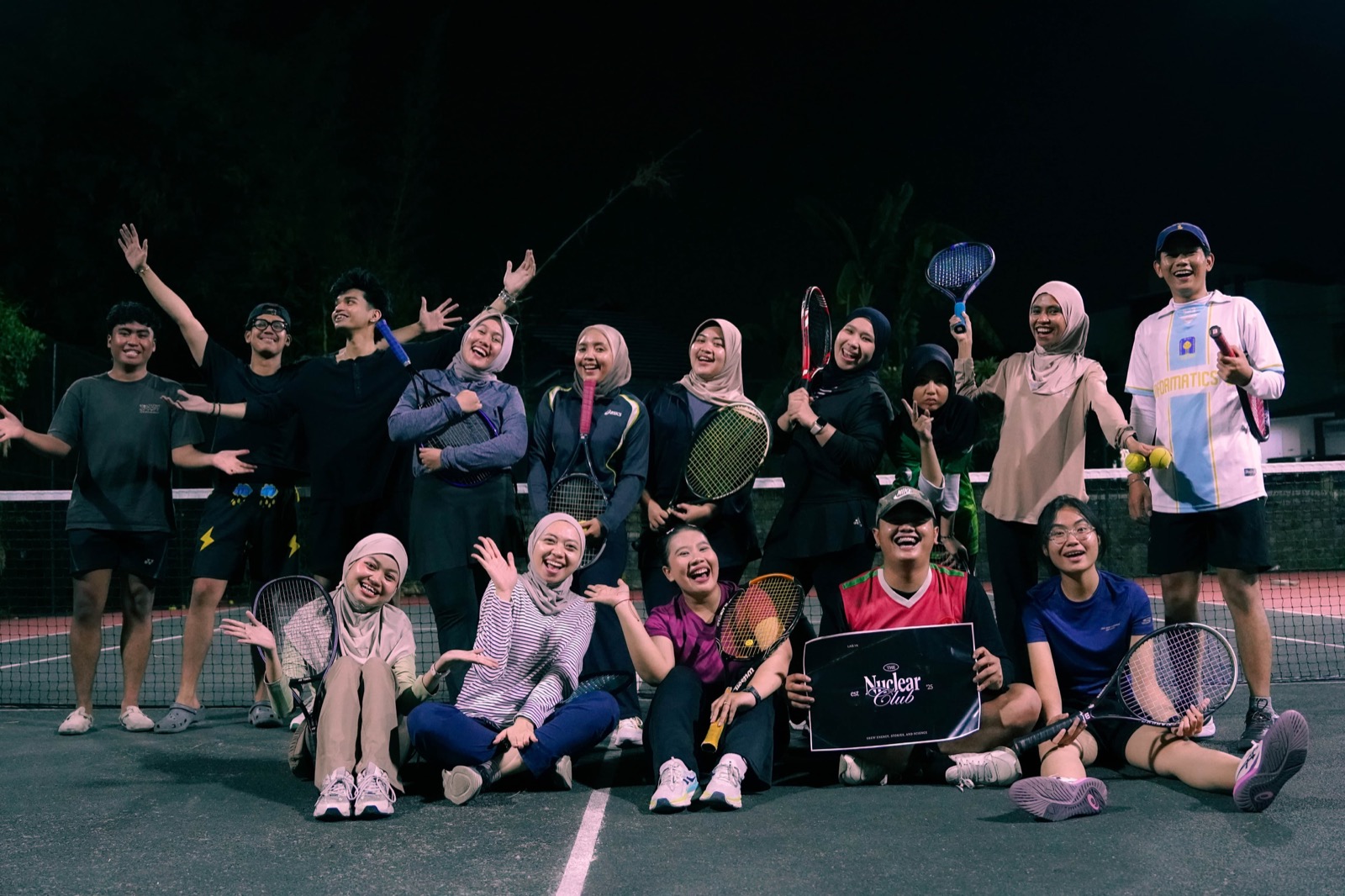 Komunitas The Nuclear Club (TNC) Yogyakarta di lapangan tenis malam hari
